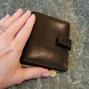 Gucci notebook. Great condition. Black leather, 5 rings with 3 card slots.